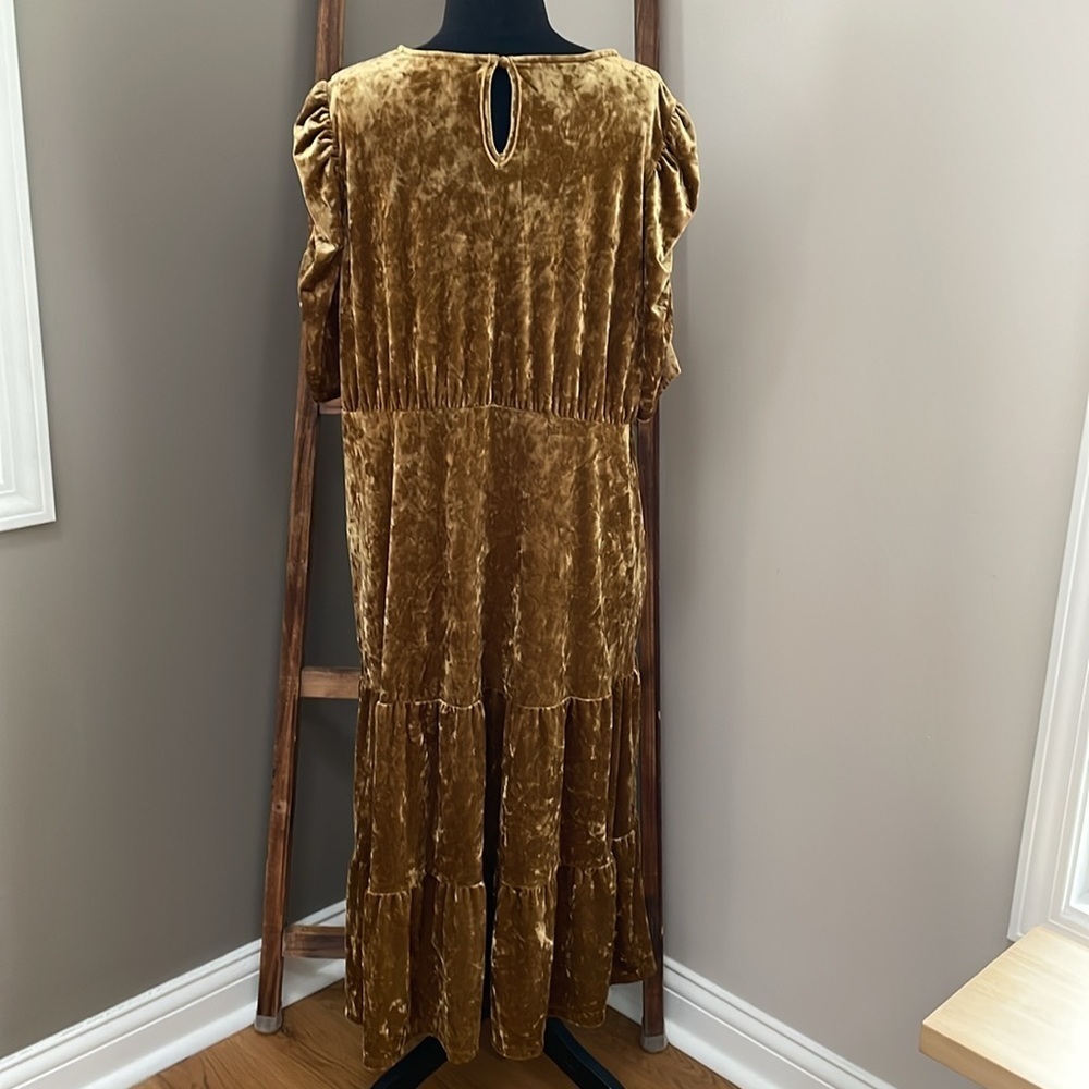 Who What Wear Gold Crushed Velvet Ruched Sleeve Dress - Picture 6 of 10